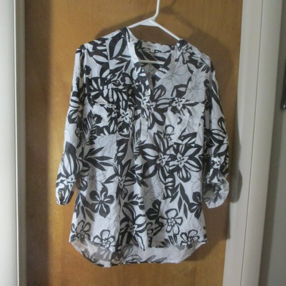 Eden & Olivia Tops - NWT Eden & Olivia Lightweight Floral Top Black White 3/4 Sleeve